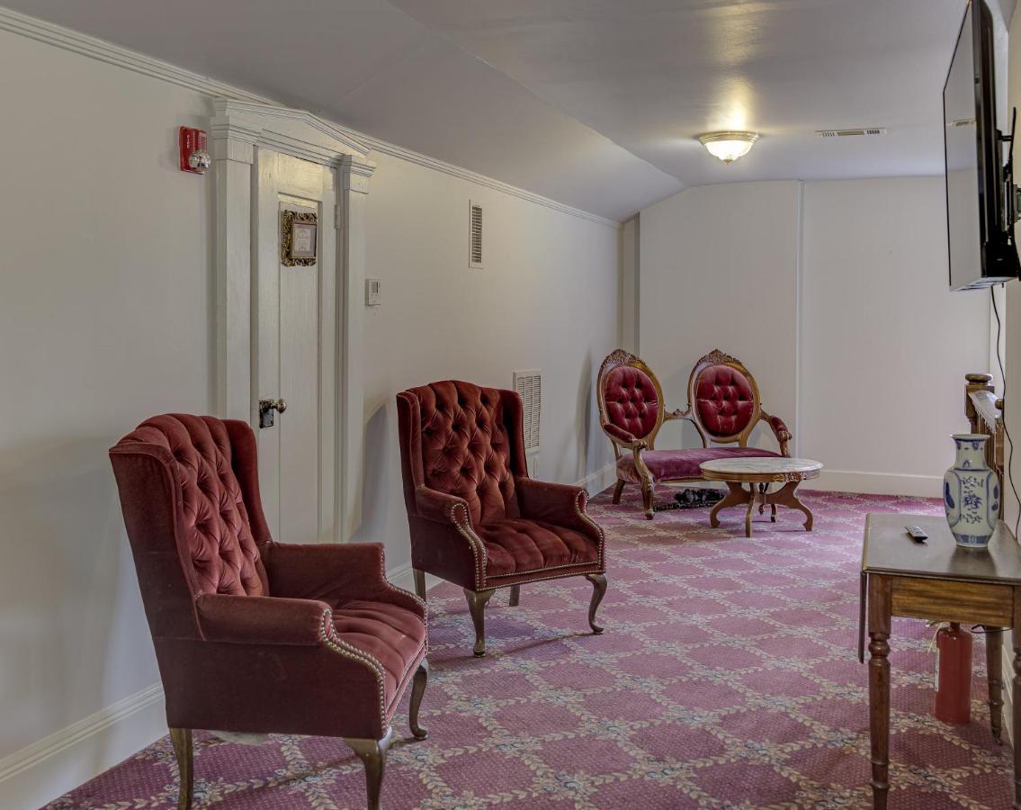The At Cedar Grove Hotel