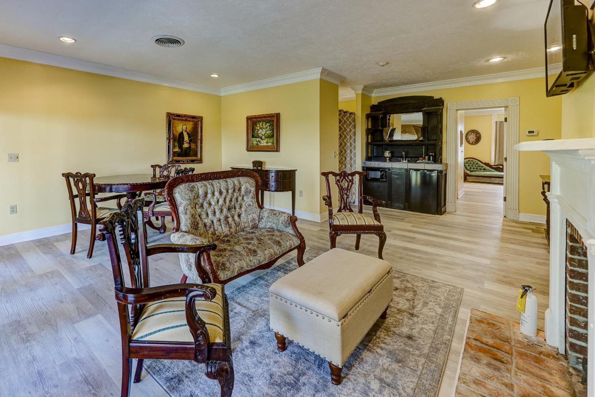 Hotel The At Cedar Grove